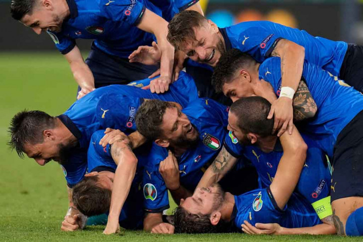 Gelandang berusia 23 tahun itu lantas menggandakan keunggulan Italia tujuh menit memasuki babak kedua dengan kecermatannya melepaskan tembakan dari tepian kotak penalti yang membuat kiper Yann Sommer mati langkah.