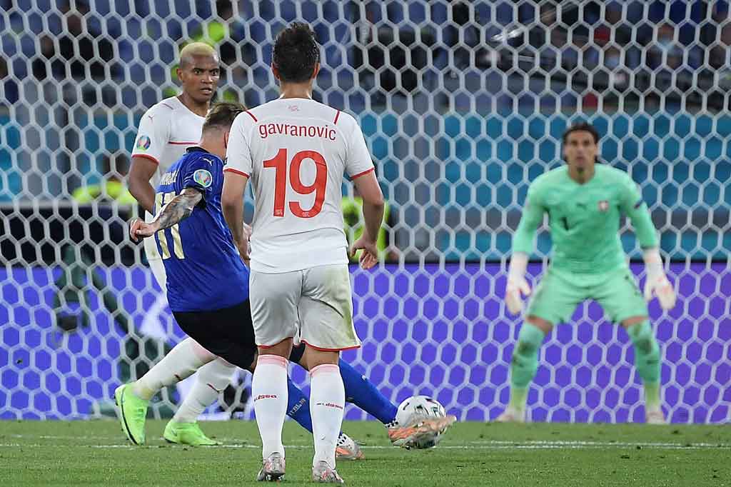 Menerima umpan dari Rafael Toloi yang sebelumnya mencuri bola dari Djibril Sow, Immobile melepaskan tembakan spekulatif dari luar kotak penalti yang gagal dihentikan oleh Sommer.