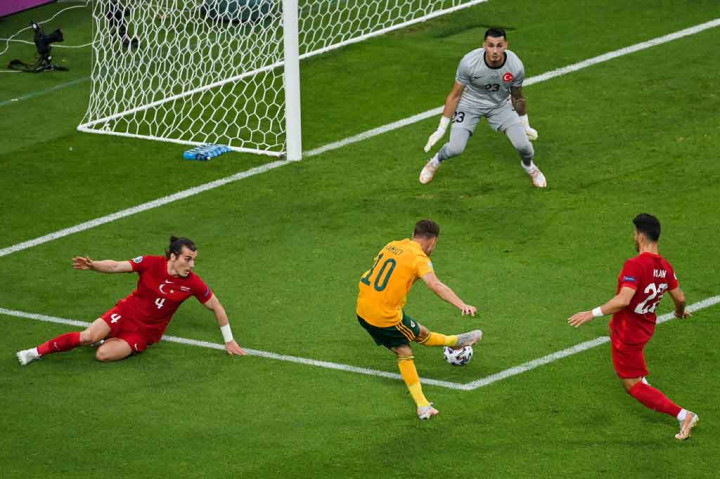 Tak seperti di pertandingan pertama, Wales tampil lebih agresif sejak awal laga menghadapi Turki. Mereka nyaris memimpin pada menit keenam, sayang tembakan Aaron Ramsey berhasil diamankan kiper Ugurcan Cakir.