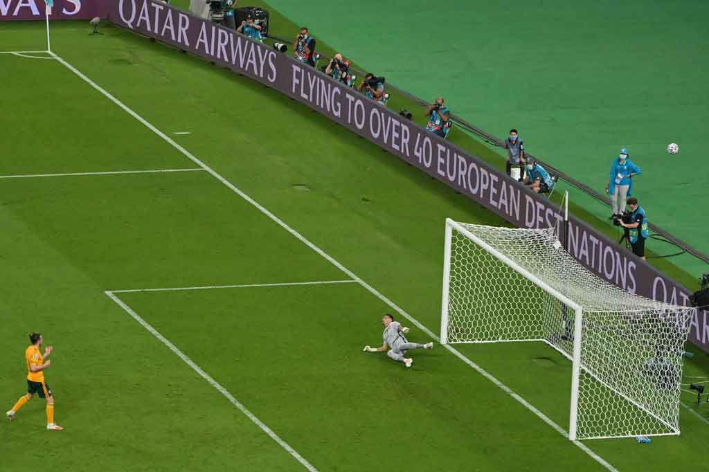 Wales memperoleh kesempatan emas untuk menggandakan keunggulan mereka saat mendapat hadiah tendangan penalti. Sayang Bale yang jadi algojo malah melepaskan sepakan tinggi di atas mistar gawang.