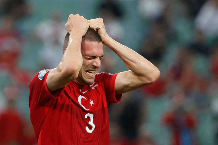 Turki terus berusaha menyamakan kedudukan dan hampir berhasil melakukannya lewat tandukan tajam Merih Demiral dalam situasi sepak pojok pada menit ke-87, sayang Danny Ward bereaksi sigap untuk menepis bola.