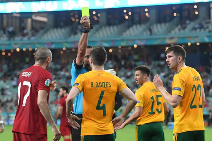 Drama terjadi di dalam kotak penalti Wales tepat di pengujung waktu normal, ketika Yilmaz kurang senang dengan reaksi berlebih Joe Rodon dan hal itu menimbulkan konfrontasi antara pemain kedua tim berujung empat kartu kuning dari wasit.