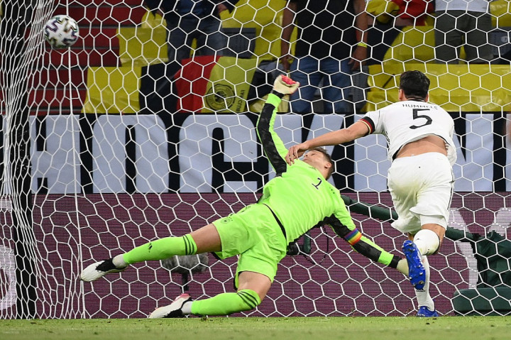 Prancis mendapatkan tiga poin perdana usai mengalahkan Jerman di laga fase grup Euro 2020. Les Bleus menang 1-0 atas Die Mannschaft lewat gol bunuh diri Mats Hummels.