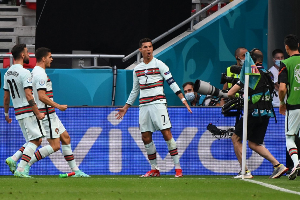 Cristiano Ronaldo memecahkan rekor saat mencetak brace ke gawang Hungaria. CR7 kini menjadi pemain dengan jumlah gol terbanyak dalam sejarah Piala Eropa. 