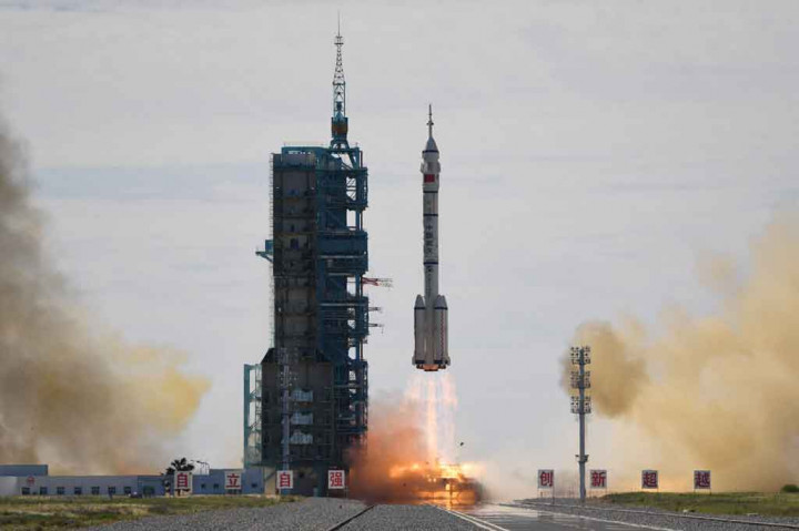 Tiga astronaut pertama untuk stasiun luar angkasa baru Tiongkok meluncur Kamis, 17 Juni 2021, untuk misi awak terpanjang negara itu hingga saat ini. Ketiganya akan menghabiskan waktu sekitar tiga bulan di Stasiun Tiangong.
