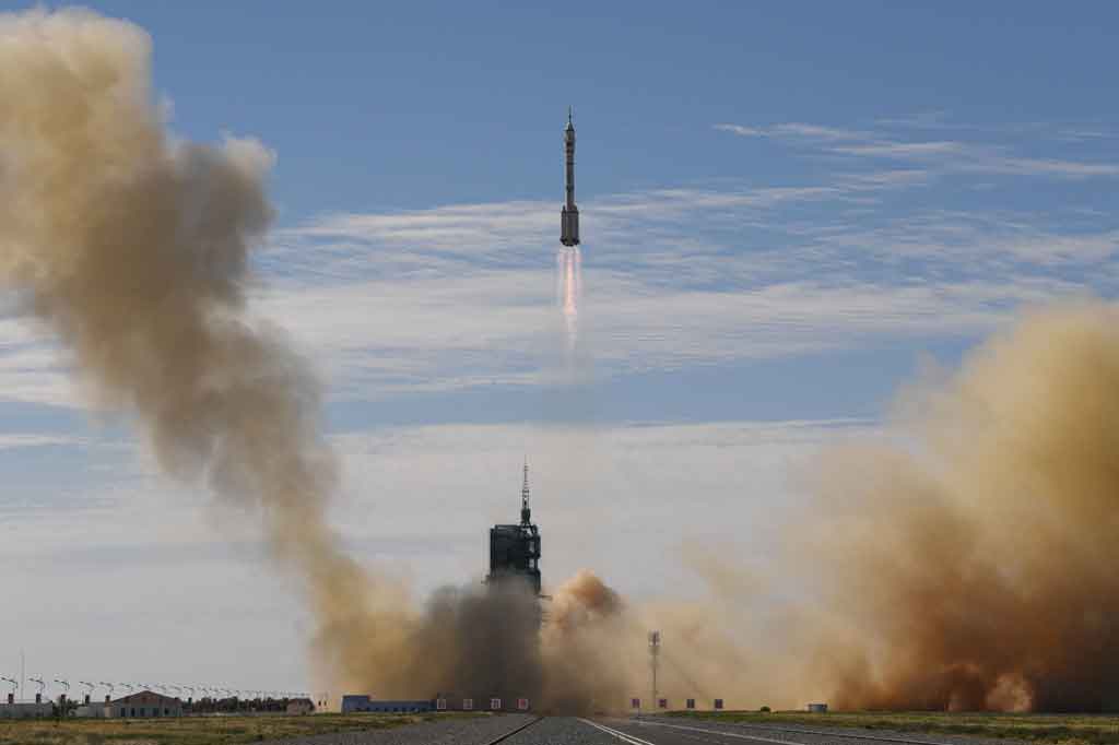 Roket Long March-2F yang membawa tiga astronaut lepas landas pada pukul 09:22 waktu setempat (0122 GMT) dari pusat peluncuran Jiuquan di gurun Gobi, wilayah Tiongkok barat laut. Ketiganya akan menghabiskan waktu tiga bulan di Stasiun Tiangong.