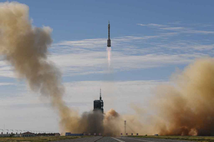 Roket Long March-2F yang membawa tiga astronaut lepas landas pada pukul 09:22 waktu setempat (0122 GMT) dari pusat peluncuran Jiuquan di gurun Gobi, wilayah Tiongkok barat laut. Ketiganya akan menghabiskan waktu tiga bulan di Stasiun Tiangong.