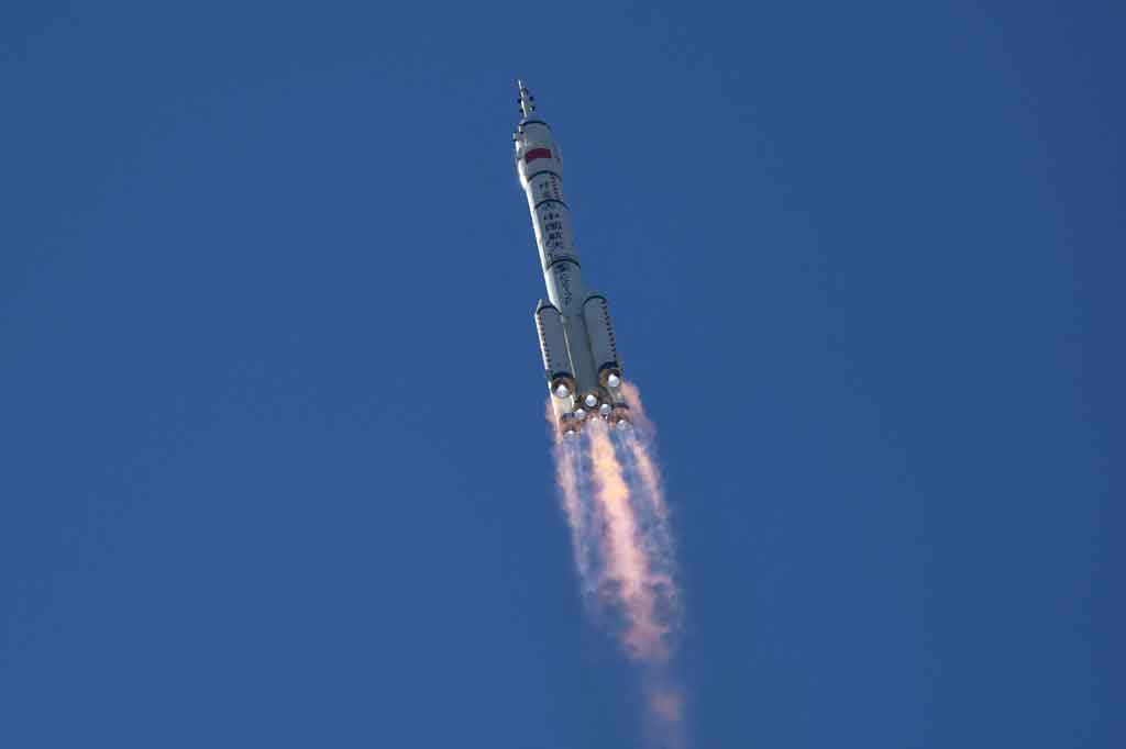 Setelah sekitar 10 menit mencapai orbit dan pesawat ruang angkasa Shenzhou-12 terpisah dari roket, tepuk tangan meriah terdengar dari ruang kendali di antara barisan insinyur berjas biru.
