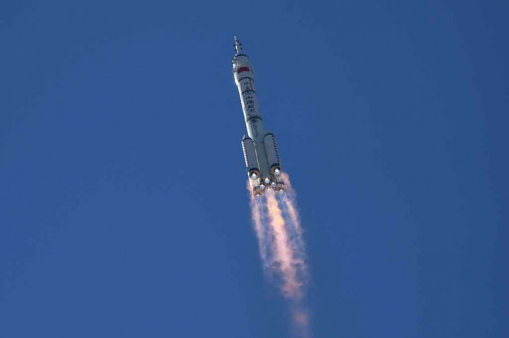Setelah sekitar 10 menit mencapai orbit dan pesawat ruang angkasa Shenzhou-12 terpisah dari roket, tepuk tangan meriah terdengar dari ruang kendali di antara barisan insinyur berjas biru.