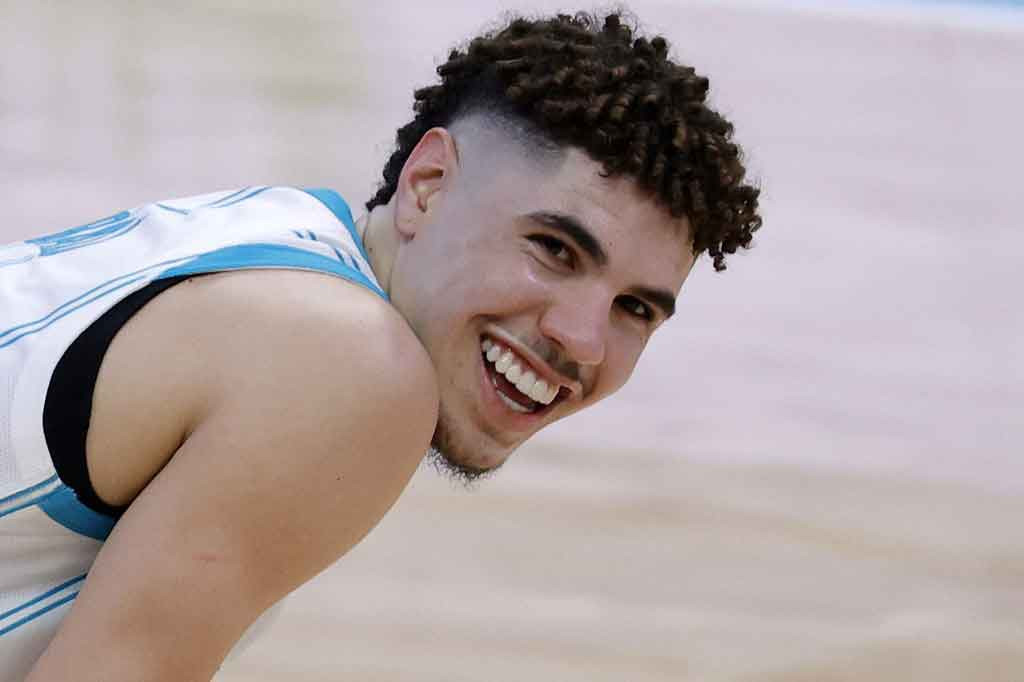 Guard Charlotte Hornets LaMelo Ball dinobatkan sebagai Rookie of the Year, Kamis, 17 Juni 2021. Pebasket berusia 19 tahun itu memperoleh 84 suara dan menduduki peringkat pertama, serta mengumpulkan 465 poin total dari panel global yang terdiri dari 99 penulis dan penyiar olahraga.