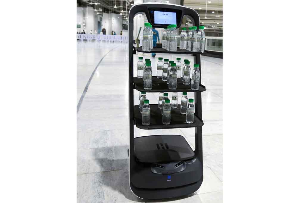 Robot pintar mulai membagikan botol-botol berisi air Zamzam di Mekah pekan ini, sebagai persiapan untuk pelaksanaan ibadah Haji terbatas karena pandemi virus korona.