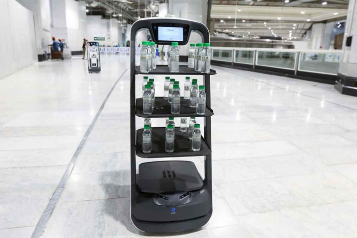 Foto: Robot Pintar Bagikan Air Zamzam Jelang Musim Haji di Mekah