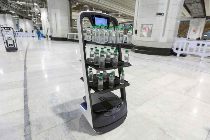 Foto: Robot Pintar Bagikan Air Zamzam Jelang Musim Haji di Mekah