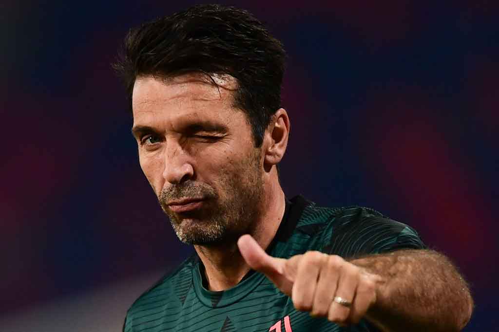 Legenda penjaga gawang Italia, Gianluigi Buffon kembali ke Parma, dua dekade setelah meninggalkan klub yang terdegradasi musim lalu tersebut.
