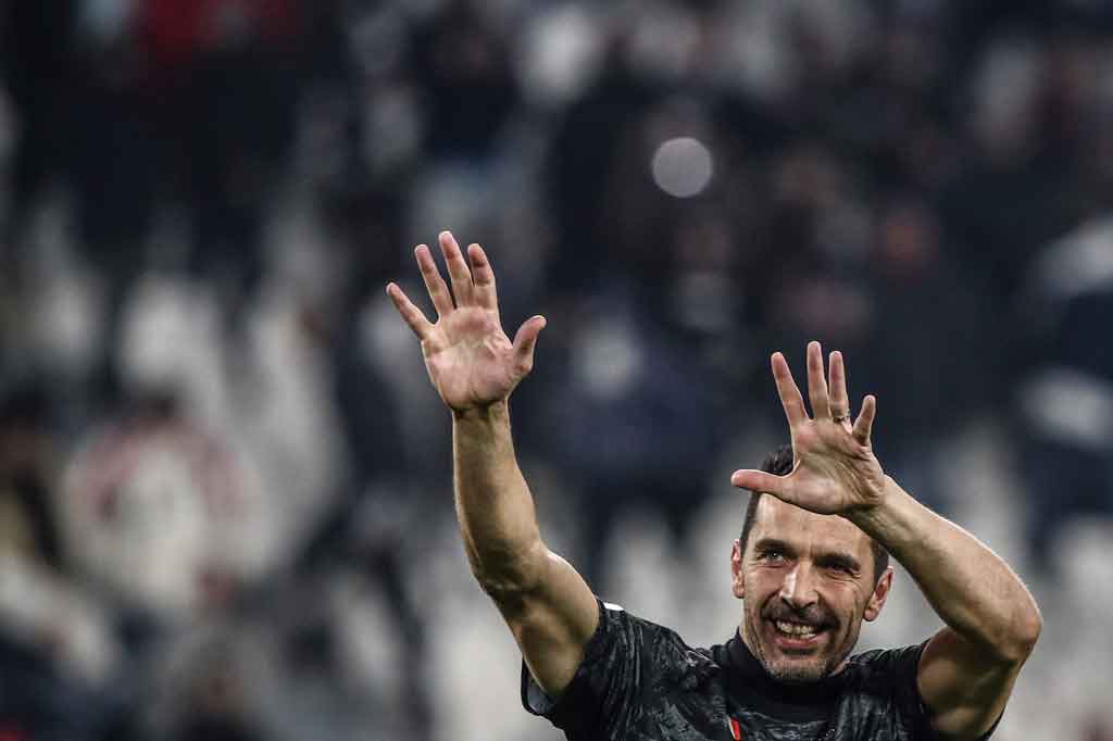 Kiper berusia 43 tahun tersebut memegang rekor pertandingan Serie A  dengan 657 laga, sejak debut pertama bersama Parma pada 1995 saat berusia 17 tahun. Bersama Parma Buffon merebut gelar juara Coppa Italia, Piala UEFA, dan Piala Super Italia.