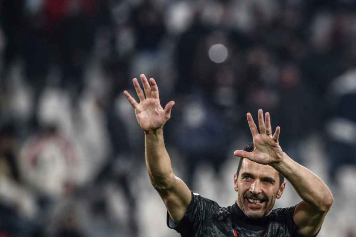 Kiper berusia 43 tahun tersebut memegang rekor pertandingan Serie A  dengan 657 laga, sejak debut pertama bersama Parma pada 1995 saat berusia 17 tahun. Bersama Parma Buffon merebut gelar juara Coppa Italia, Piala UEFA, dan Piala Super Italia.