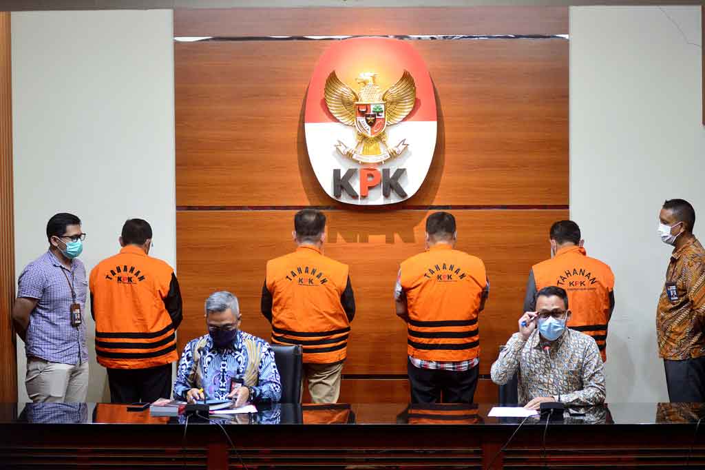 Empat mantan anggota DPRD Jambi mengenakan rompi tahanan seusai ditetapkan sebagai tersangka di Gedung Merah Putih Komisi Pemberantasan Korupsi (KPK), Rasuna Said, Jakarta, Kamis, 17 Juni 2021 malam. 