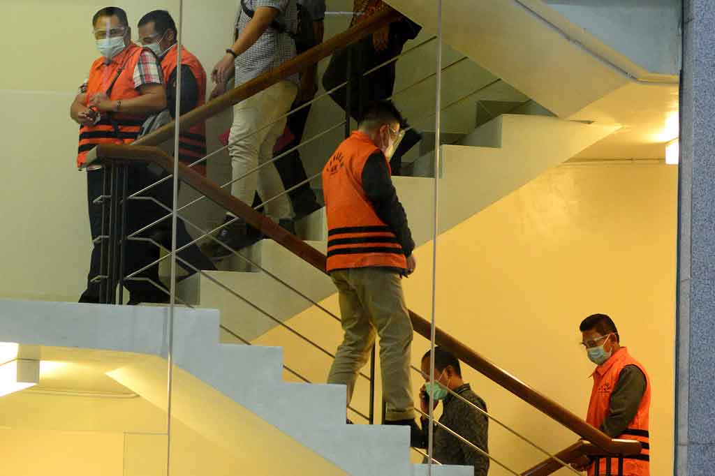 KPK kembali menetapkan empat tersangka antara lain Fahrurrozi (FR), Arrakmat Eka Putra (AEP), Wiwid Iswhara (WI) dan Zainul Arfan (ZA) atas kasus dugaan suap terkait pengesahan RAPBD Provinsi Jambi tahun 2017-2018 atau yang kerab disebut suap 'ketok palu'.