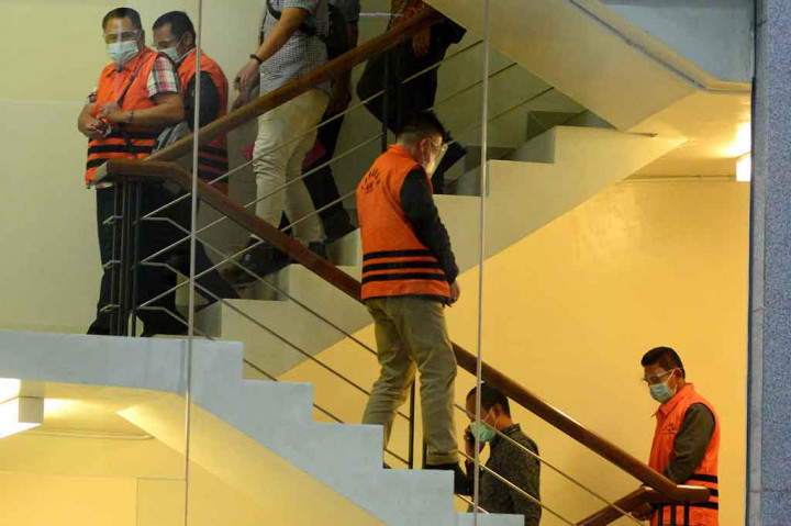 KPK kembali menetapkan empat tersangka antara lain Fahrurrozi (FR), Arrakmat Eka Putra (AEP), Wiwid Iswhara (WI) dan Zainul Arfan (ZA) atas kasus dugaan suap terkait pengesahan RAPBD Provinsi Jambi tahun 2017-2018 atau yang kerab disebut suap 'ketok palu'.