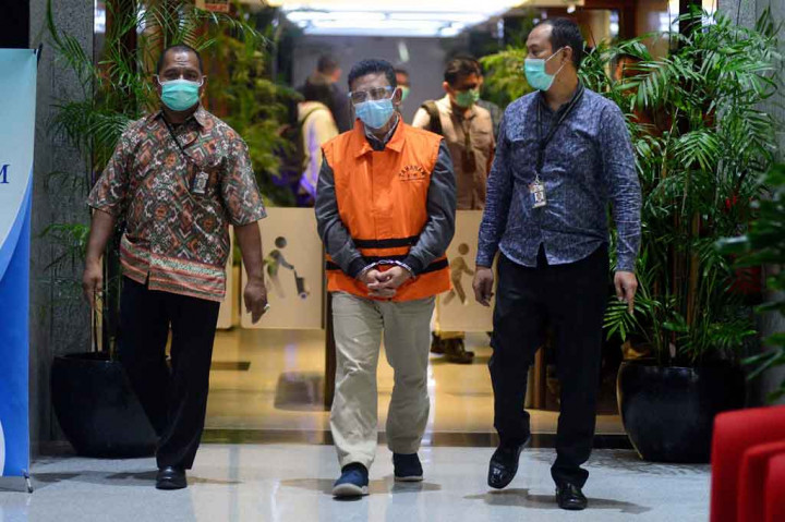 Untuk kepentingan penyidikan, KPK menahan keempatnya selama 20 hari ke depan. Tersangka Fahrurrozi dan Arrakhmat Eka Putra ditahan di Rutan KPK C1 Gedung ACLC, sedangkan Wiwid Iswhara dan Zainul Arfan ditahan di Rutan KPK Gedung Merah Putih.