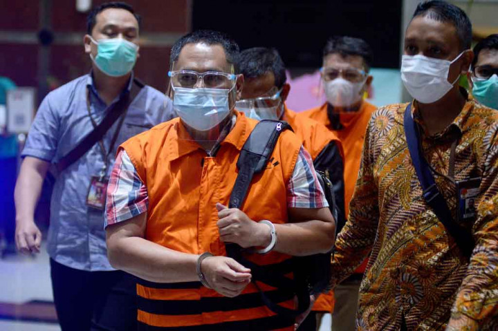 Empat tersangka baru itu juga diduga meminta uang pengesahan RAPBD, menerima sejumlah uang dengan rincian, Fahrurrozi diduga menerima Rp375 juta, Arrakmat Eka Putra Rp275 juta, Wiwid Iswhara Rp275 juta dan Zainul Arfan Rp375 juta. Keempatnya disangkakan melanggar Pasal 12 huruf a atau Pasal 11 UU Tipikor junto Pasal 55 Ayat (1) ke-1 KUHP.