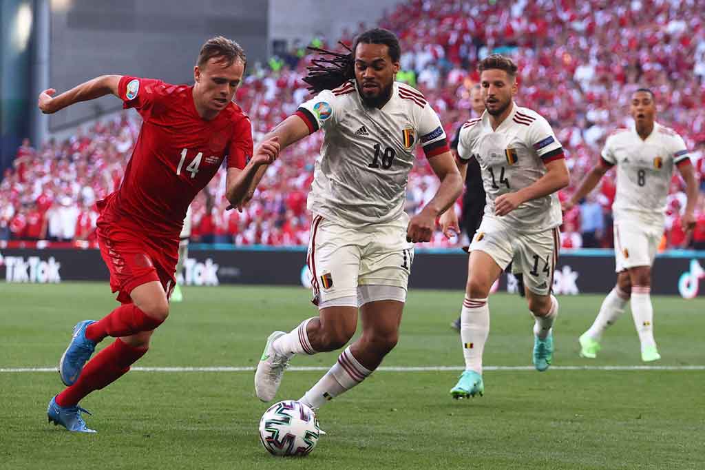 Pada babak pertama Belgia yang kehilangan sosok pemimpin di lapangan, terus mendapatkan tekanan dari tuan rumah Denmark sejak kickoff.
