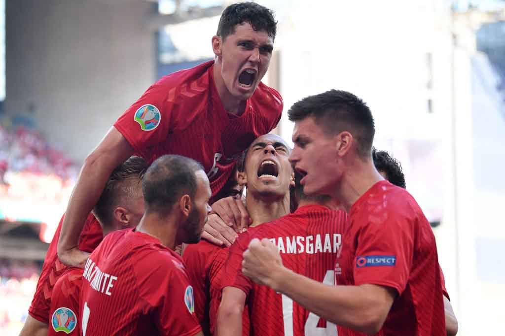 Denmark kemudian menciptakan salah satu dari dua gol tercepat dalam sejarah turnamen Eropa lewat Yussuf Poulsen yang mencetak gol pada menit ke-2. Didahului operan satu dua dengan Pierre-Emile Hojbjerg menyusul kesalahan pemain Belgia Jason Denayer yang kehilangan bola di daerah pertahanan sendiri, Poulsen kemudian melepaskan tendangan menyusur dari kanan gawang yang gagal disentuh kiper Thibaut Courtois.