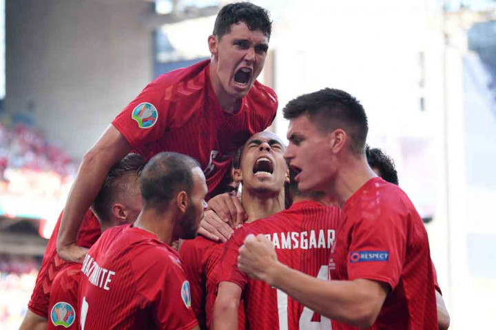 Denmark kemudian menciptakan salah satu dari dua gol tercepat dalam sejarah turnamen Eropa lewat Yussuf Poulsen yang mencetak gol pada menit ke-2. Didahului operan satu dua dengan Pierre-Emile Hojbjerg menyusul kesalahan pemain Belgia Jason Denayer yang kehilangan bola di daerah pertahanan sendiri, Poulsen kemudian melepaskan tendangan menyusur dari kanan gawang yang gagal disentuh kiper Thibaut Courtois.