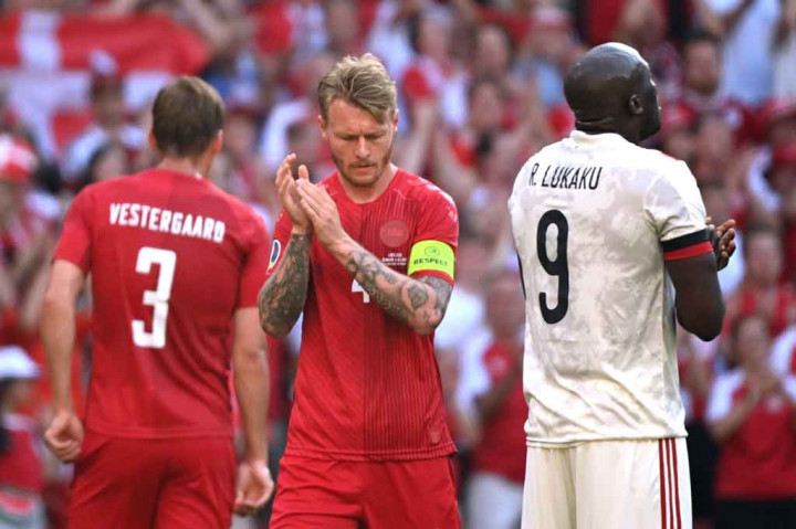 Laga dihentikan untuk menghormati Christian Eriksen tepat menit ke-10 seusai nomor punggung pemain yang mendapatkan serangan jantung saat Denmark menghadapi Finlandia pada pertandingan pertama tersebut.