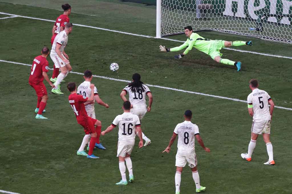 Pada menit ke-27 Mikkel Damsgaard yang nyaris menggandakan kedudukan setelah tendangan melengkung yang melewati para pemain Belgia. Sayang bola masih bisa ditepis Courtois.  Skor 1-0 bertahan hingga jeda