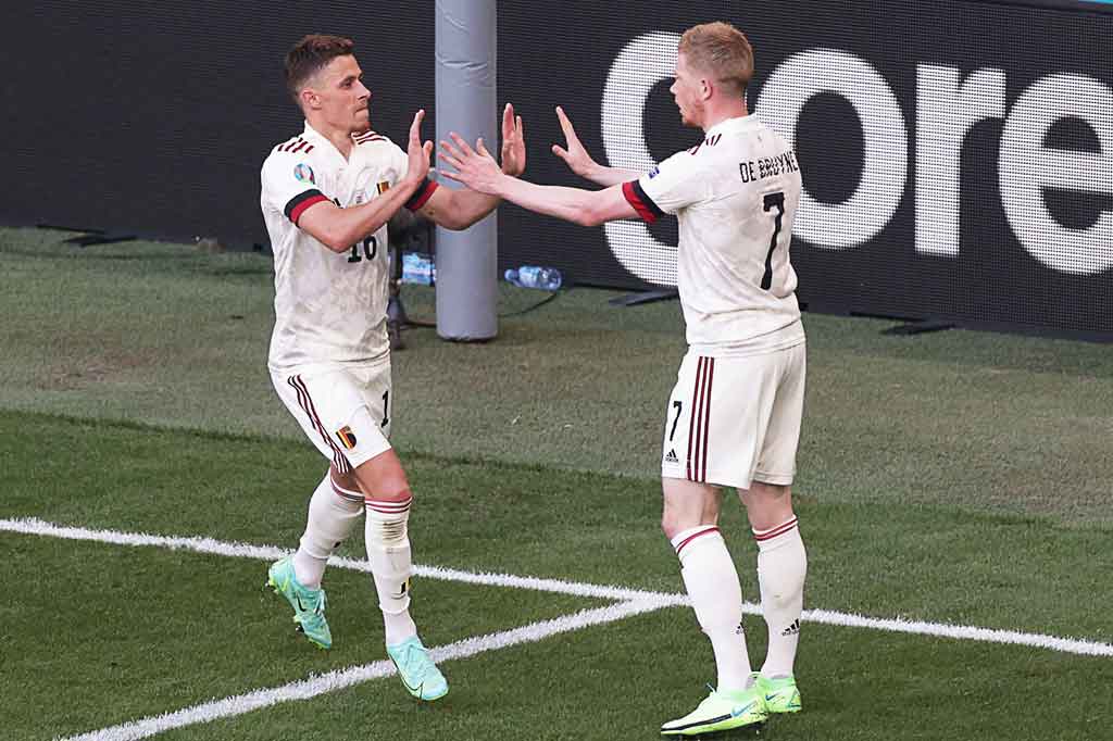 Laga berubah manakala pelatih Belgia Roberto Martinez memasukkan Kevin de Bruyne pada babak kedua menggantikan Dries Mertens. Pada menit ke-55, Belgia menyamakan kedudukan setelah serangan terencana yang didahului dari manuver Lukaku di kanan gawang yang meneruskan bola kepada de Bruyne. Gelandang Manchester City ini kemudian melewati dua bek Denmark untuk melepaskan umpan silang yang sukses dikonversi Thorgan Hazard dengan tenang dan klinis menjadi gol.