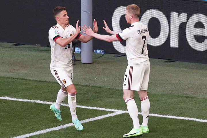 Laga berubah manakala pelatih Belgia Roberto Martinez memasukkan Kevin de Bruyne pada babak kedua menggantikan Dries Mertens. Pada menit ke-55, Belgia menyamakan kedudukan setelah serangan terencana yang didahului dari manuver Lukaku di kanan gawang yang meneruskan bola kepada de Bruyne. Gelandang Manchester City ini kemudian melewati dua bek Denmark untuk melepaskan umpan silang yang sukses dikonversi Thorgan Hazard dengan tenang dan klinis menjadi gol.