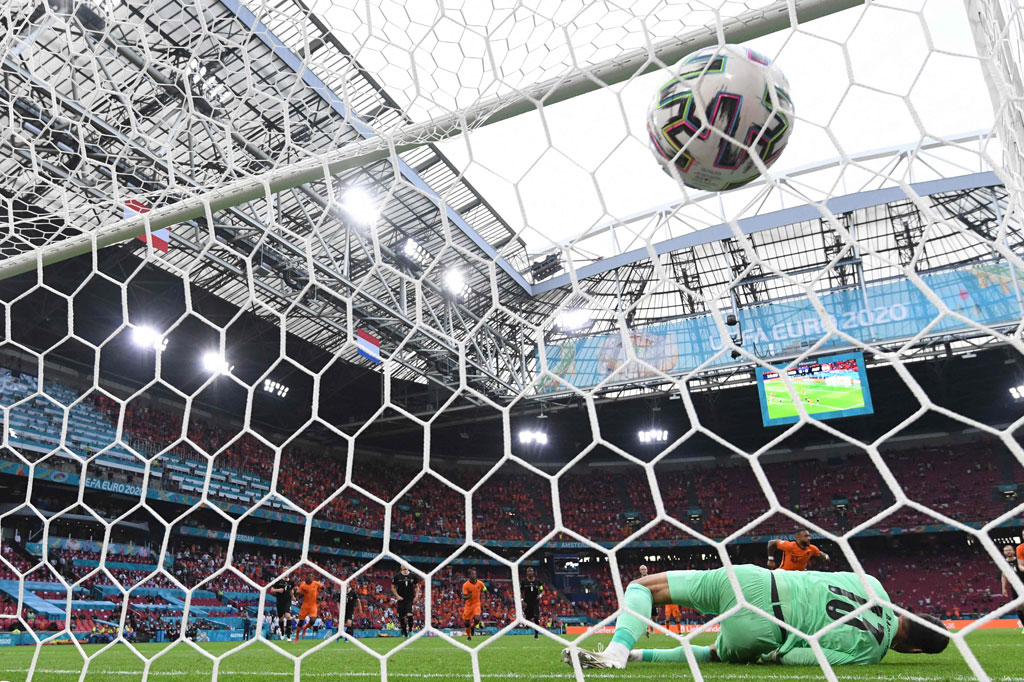 Sejak kickoff, Belanda terus menekan pertahanan Austria. Dan pada menit ke-11 De Oranje berhasil membuka keunggulan lewat eksekusi penalti Memphis Depay menyusul ganjalan dari bek David Alaba terhadap bek kanan tuan rumah Denzel Dumfries.