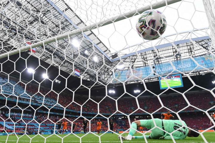 Sejak kickoff, Belanda terus menekan pertahanan Austria. Dan pada menit ke-11 De Oranje berhasil membuka keunggulan lewat eksekusi penalti Memphis Depay menyusul ganjalan dari bek David Alaba terhadap bek kanan tuan rumah Denzel Dumfries.