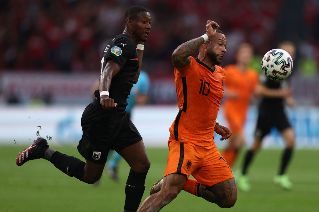 Pada menit ke-40 Depay kembali menyia-nyiakan kesempatan menggandakan kedudukan ketika meneruskan bola operan diagonal dari Wout Weghorst di dalam kotak penalti Austria. Sayang, dia malah melepaskan tendangan melambung dari gawang ketika Bachmann sudah pasti tak bisa mencegahnya. Skor 1-0 bertahan hingga jeda.