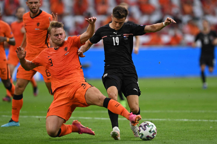 Pada babak kedua, Belanda tetap menekan Austria apalagi setelah masuknya Matthijs de Ligt, pertahanan Belanda menjadi solid sehingga tak mudah terganggu lawan seperti saat melawan Ukraina.