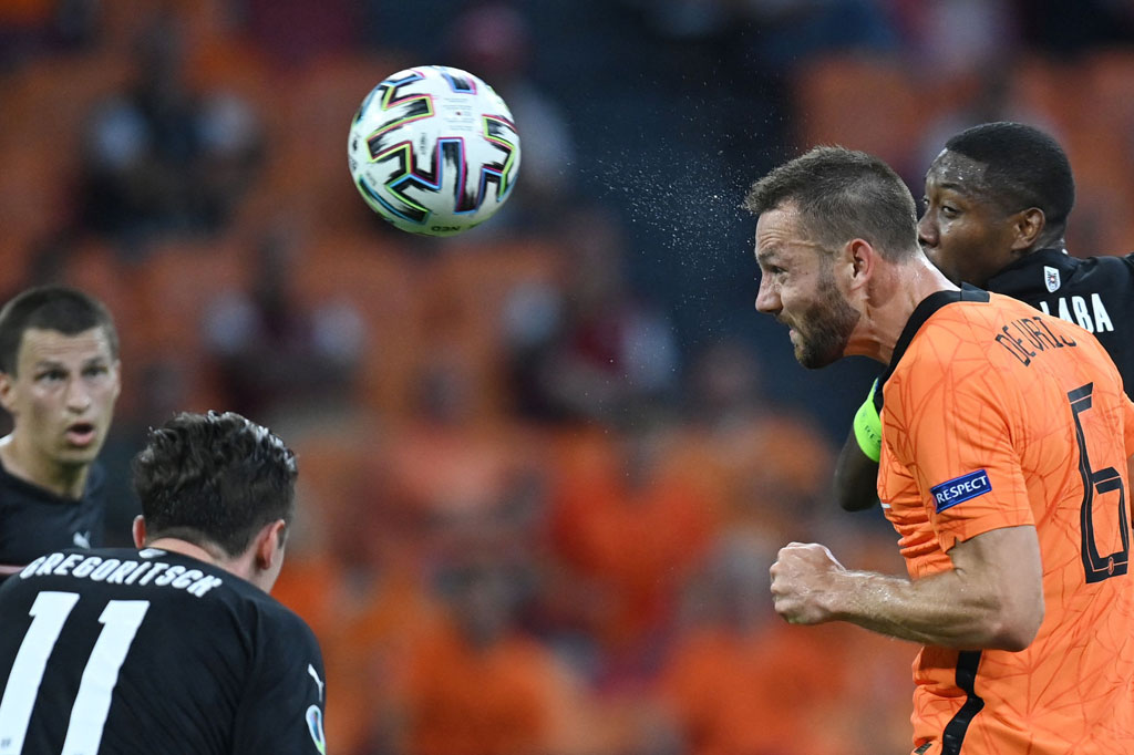 Pada menit ke-61 Stefan De Vrij hampir mencetak gol ketiga Belanda lewat sundulannya. Beruntung bola masih bisa dimentahkan Bachmann.