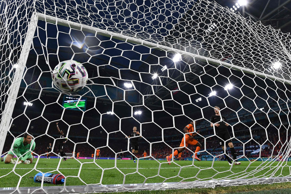 Enam menit kemudian tuan rumah berhasil menggandakan keunggulan lewat Denzel Dumfries menyelesaikan umpan matang Donyell Malen.