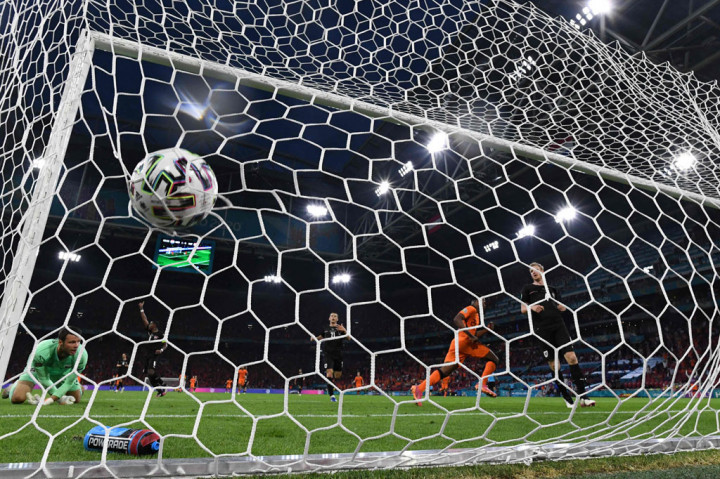 Enam menit kemudian tuan rumah berhasil menggandakan keunggulan lewat Denzel Dumfries menyelesaikan umpan matang Donyell Malen.