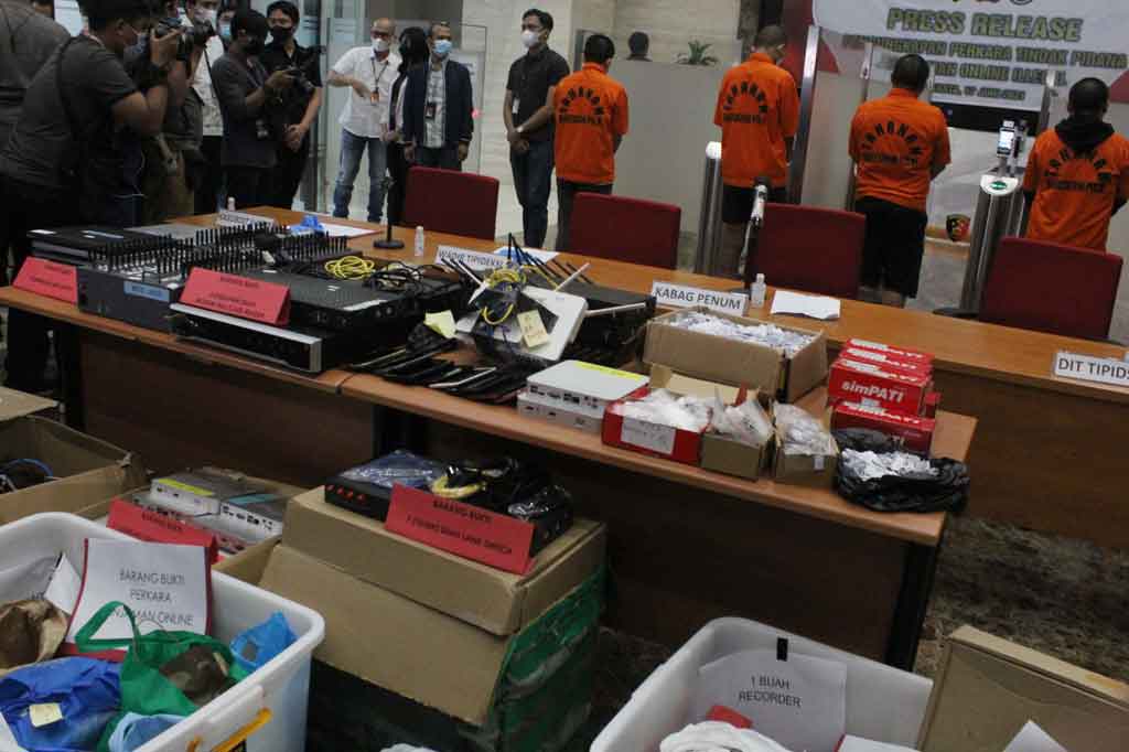 Direktorat Tindak Pidana Ekonomi Khusus (Dittipideksus) Bareskrim Polri menangkap lima pelaku pinjaman online (pinjol) ilegal melalui aplikasi Rp Cepat. Sementara dua lainnya merupakan WN Tiongkok berinisial XW dan GK. Whisnu mengatakan kedua WN Tiongkok tersebut telah diajukan ke Ditjen Imigrasi untuk dicekal.