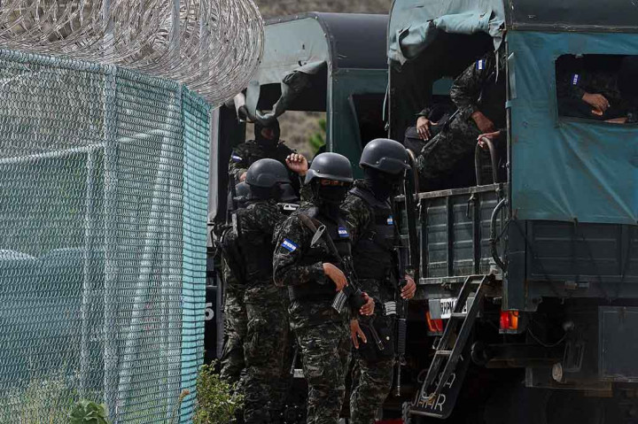 Baku tembak antargeng yang bersaing di penjara dengan keamanan maksimum di Honduras, mengakibatkan sedikitnya lima orang meninggal dunia. 