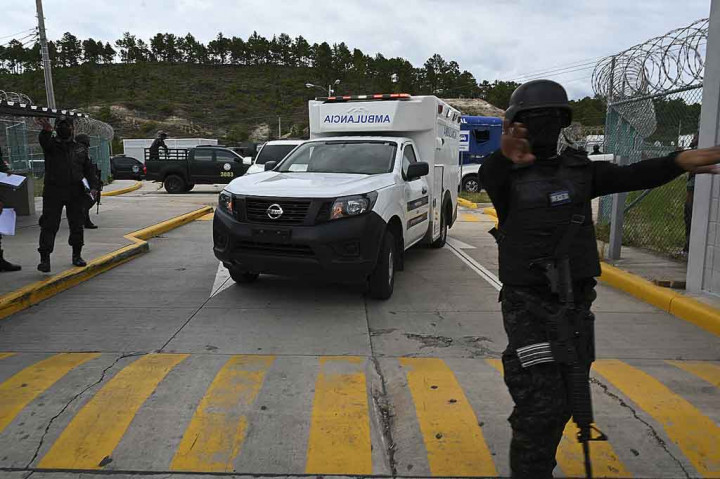 Baku tembak antara anggota geng jalanan Barrio 18 melawan Mara Salvatrucha terjadi di penjara di La Tolva, 40 kilometer (25 mil) timur ibu kota Tegucigalpa. Di media sosial, suara tembakan dan ledakan yang terjadi di dalam penjara beredar.