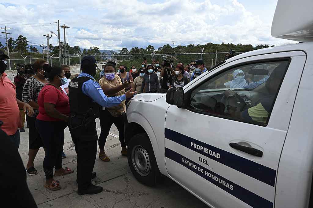 Sebuah rumah sakit di ibu kota mengatakan telah menerima 15 orang yang terluka dari penjara. Sementara itu ratusan kerabat napi yang putus asa berkumpul di rumah sakit dan di luar penjara mencari informasi tentang orang yang mereka cintai.