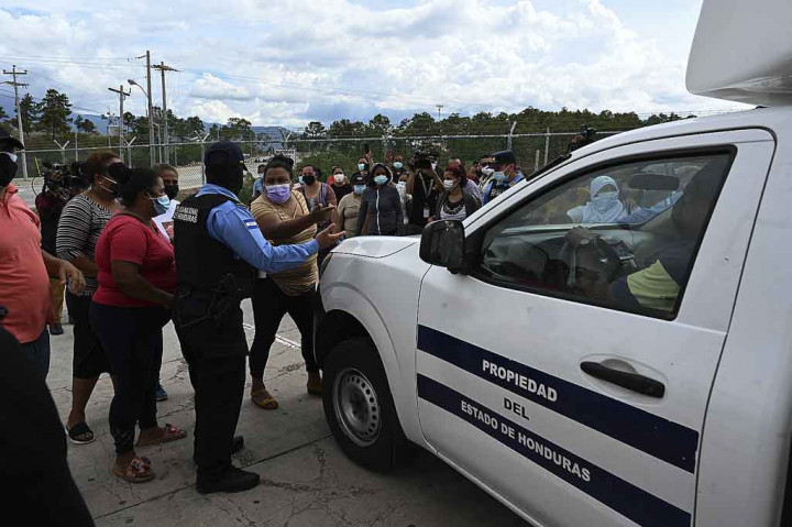 Sebuah rumah sakit di ibu kota mengatakan telah menerima 15 orang yang terluka dari penjara. Sementara itu ratusan kerabat napi yang putus asa berkumpul di rumah sakit dan di luar penjara mencari informasi tentang orang yang mereka cintai.