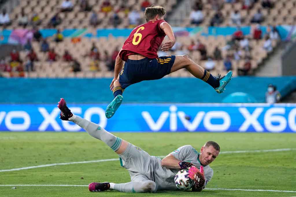 Banyak tim menjadi hebat di Euro 2020 karena memiliki kiper yang hebat pula. Seperti kiper timnas Swedia, Robin Olsen, yang membuat timnas Spanyol putus asa dengan ketangkasannya menjaga gawang. Olsen berhasil menjaga gawangnya tetap perawan hingga peluit panjang berbunyi pada pertandingan Grup E di Stadion La Cartuja, Sevilla, Spanyol, Selasa, 15 Juni 2021. AFP PHOTO/Thanassis Stavrakis