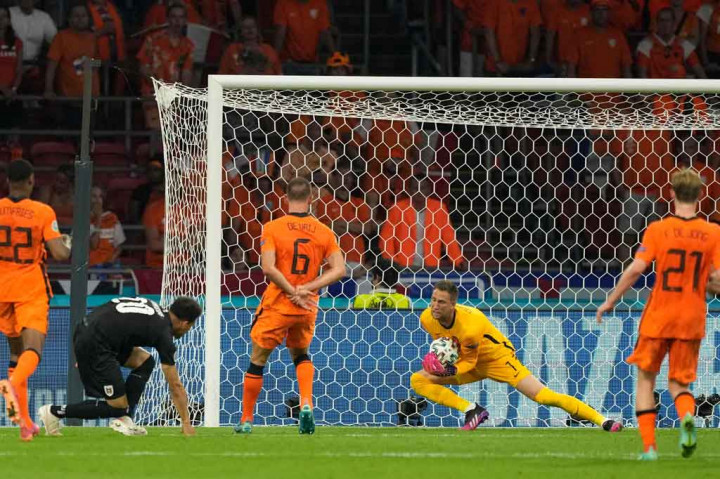Selain itu, ada mantan kiper AS Roma, Maarten Stekelenburg, yang bermain untuk tim ‘Oranye’ Belanda. Stekelenburg menjadi pemain tertua timnas Belanda di turnamen internasional. Dia melewati rekor Edwin van Der Sar. Dua kali gawangnya kebobolan ketika menghadapi Ukraina. Meski begitu, Belanda yang merupakan kampiun Piala Eropa
1988 akhirnya secara dramatis menang 3-2 pada penyisihan Grup C di Johan Cruyff Arena, Amsterdam, Senin, 14 Juni 2021. AFP PHOTO/Peter Dejong
