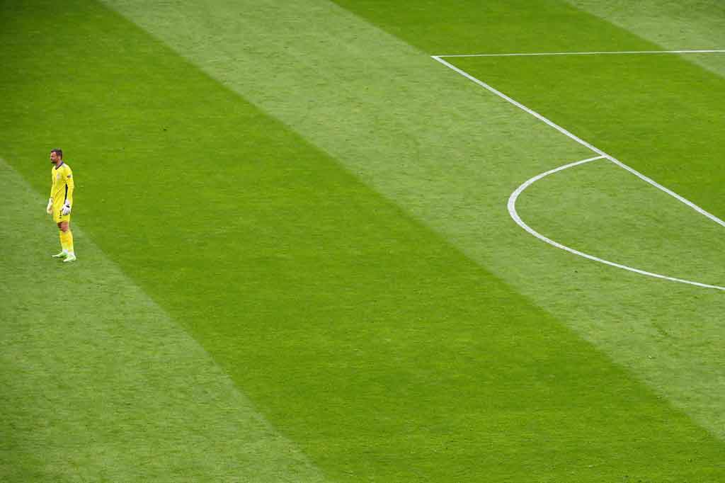 Kecerobohan kiper juga bisa menjadi petaka. Seperti yang terjadi saat Skotlandia berjumpa Republik Ceko pada menyisihan Grup D di Stadion Hamden Park, Glasgow, Senin, 14 Juni 2021. Kiper Skotlandia David Marshall terlalu jauh meninggalkan gawangnya sehingga bola lambung dari hampir setengah lapangan hasil tendangan penyerang Republik Ceko Patrik Schick gagal terselamatkan. AFP PHOTO/Andy Bukhanan