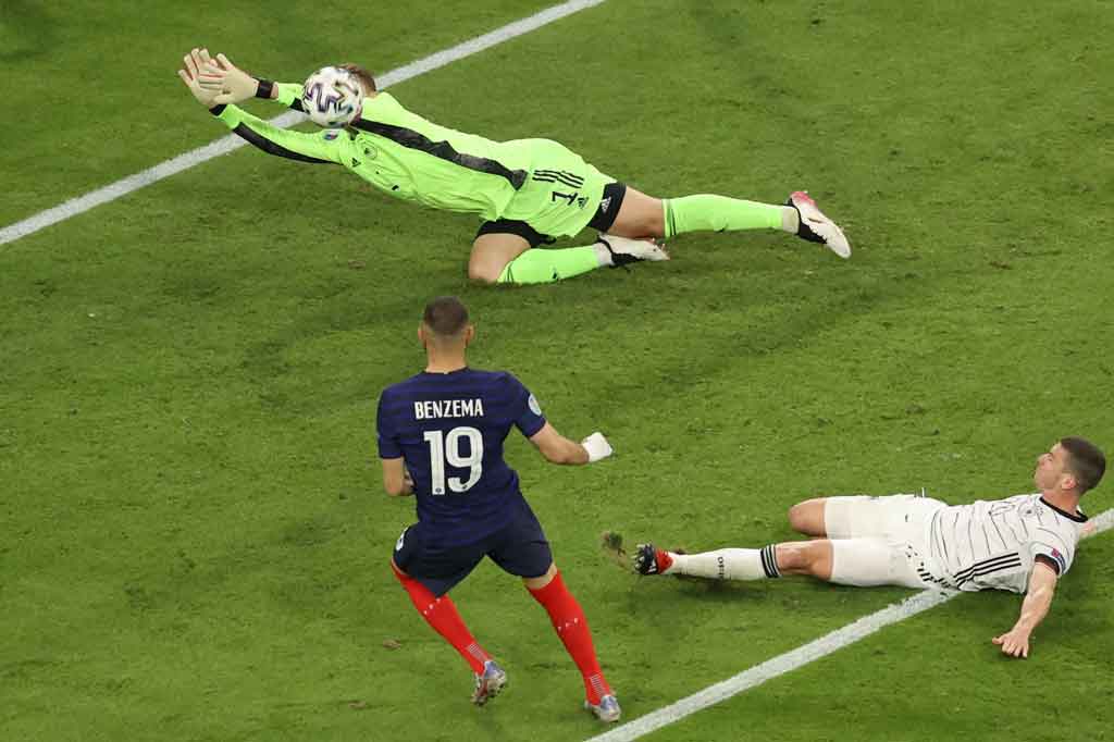 Demikian pula dengan aksi salah satu kiper terbaik dunia yang membela timnas Jerman, Manuel Neuer. Kiper yang sudah tak lagi muda itu (35 tahun) masih mampu mengawal gawangnya dari sergapan pemain-pemain Prancis, Rabu, 16 Juni 2021. Sayang justru rekan setimnya, bek Mats Hummels, yang menjebol gawang Nuer akibat aksi bunuh diri. AFP PHOTO/Alexander Hassenstein