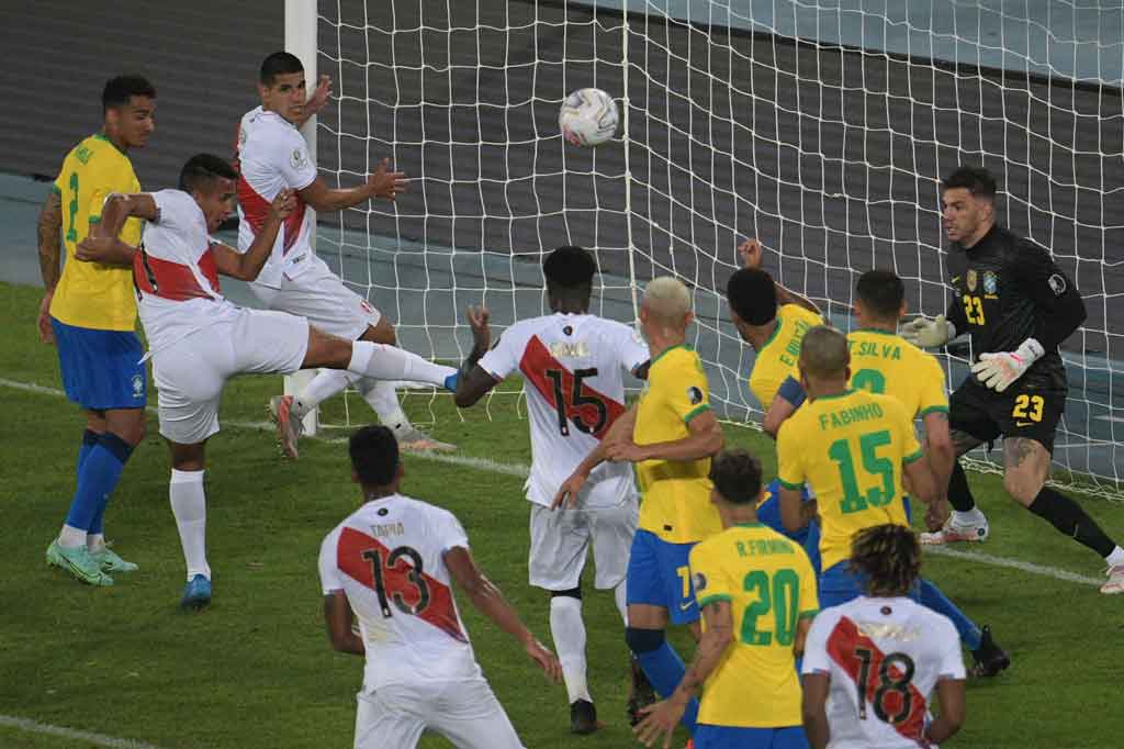 Sandro kembali memperoleh peluang emas beberapa menit sebelum babak pertama selesai. Namun sayang bola tembakannya yang masih melambung dari mistar gawang. Skor 1-0 bertahan hingga turun minum.