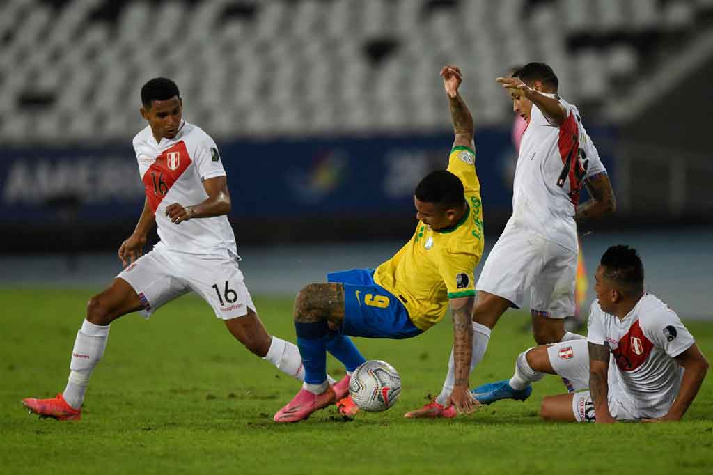 Brasil melanjutkan dominasinya di babak kedua, tetapi lini pertahanan Peru mampu tampil disiplin guna membendung serangan tim tuan rumah.